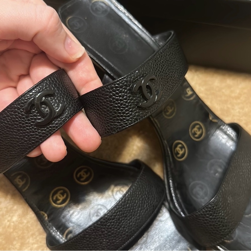 Stunning black caviar leather CHANEL sandals size 39.5